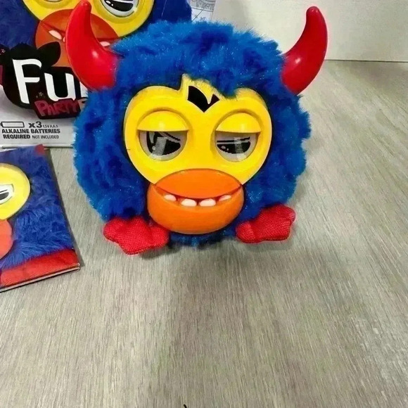 FURBY PARTY ROCKERS LIGHT BLUE IN ORIGINAL BOX - Picture 3 of 7